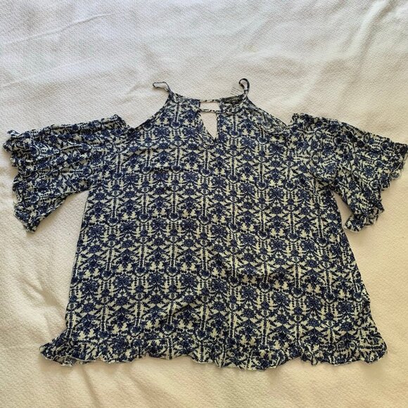 NEW Suzanne Betro cold shoulder lightweight flutter sleeve flowy shirt top - Picture 1 of 8